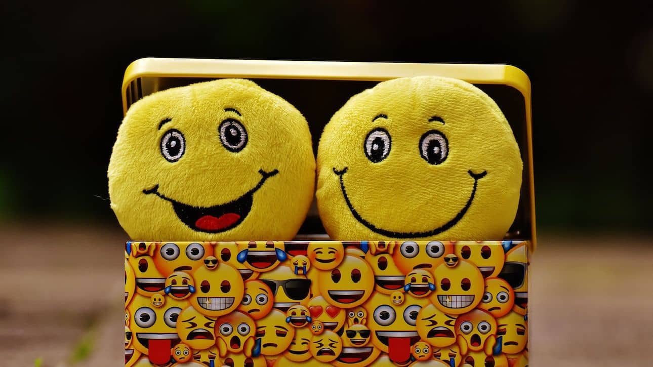 Le Mot Ami Écrit Dans Les Médias Sociaux Emoji Smiley Banque D