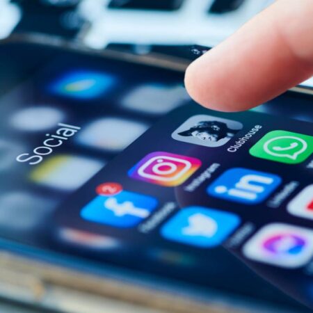 Définition Social Ads : (+ Avantages, Usages en Entreprise & FAQ)