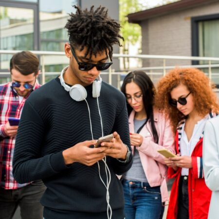 Étude : comment les réseaux sociaux sont-ils utilisés pour consommer de l&rsquo;actualité ?