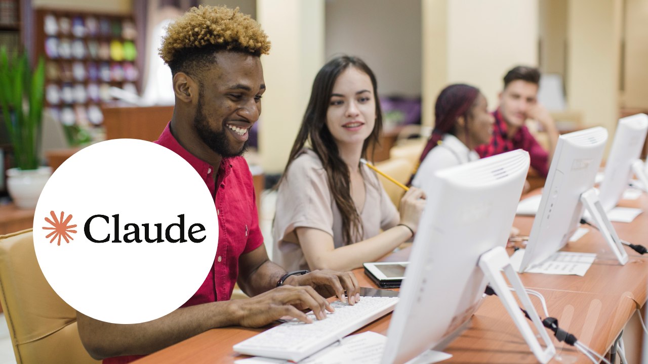 Étudiant apprenant à développer des applications avec l'API Claude dans une salle informatique.