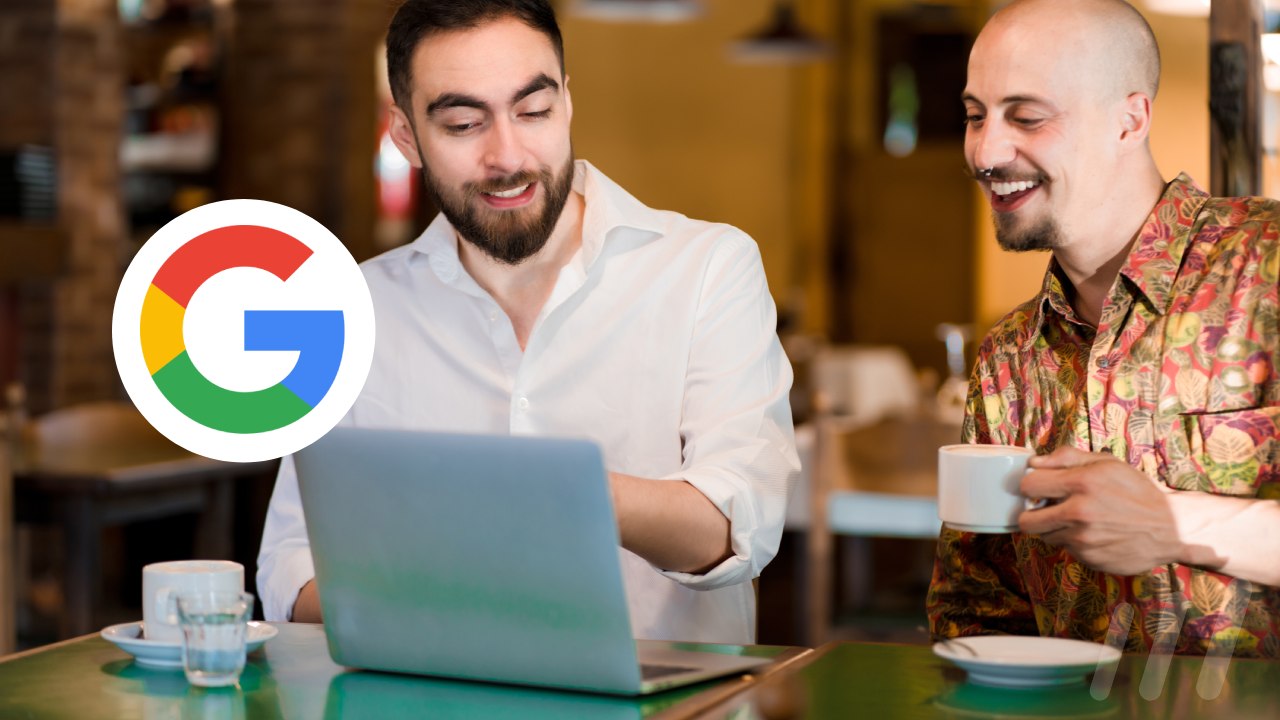 Deux entrepreneurs surpris découvrant les nouvelles fonctionnalités de la page de résultats de recherche Google