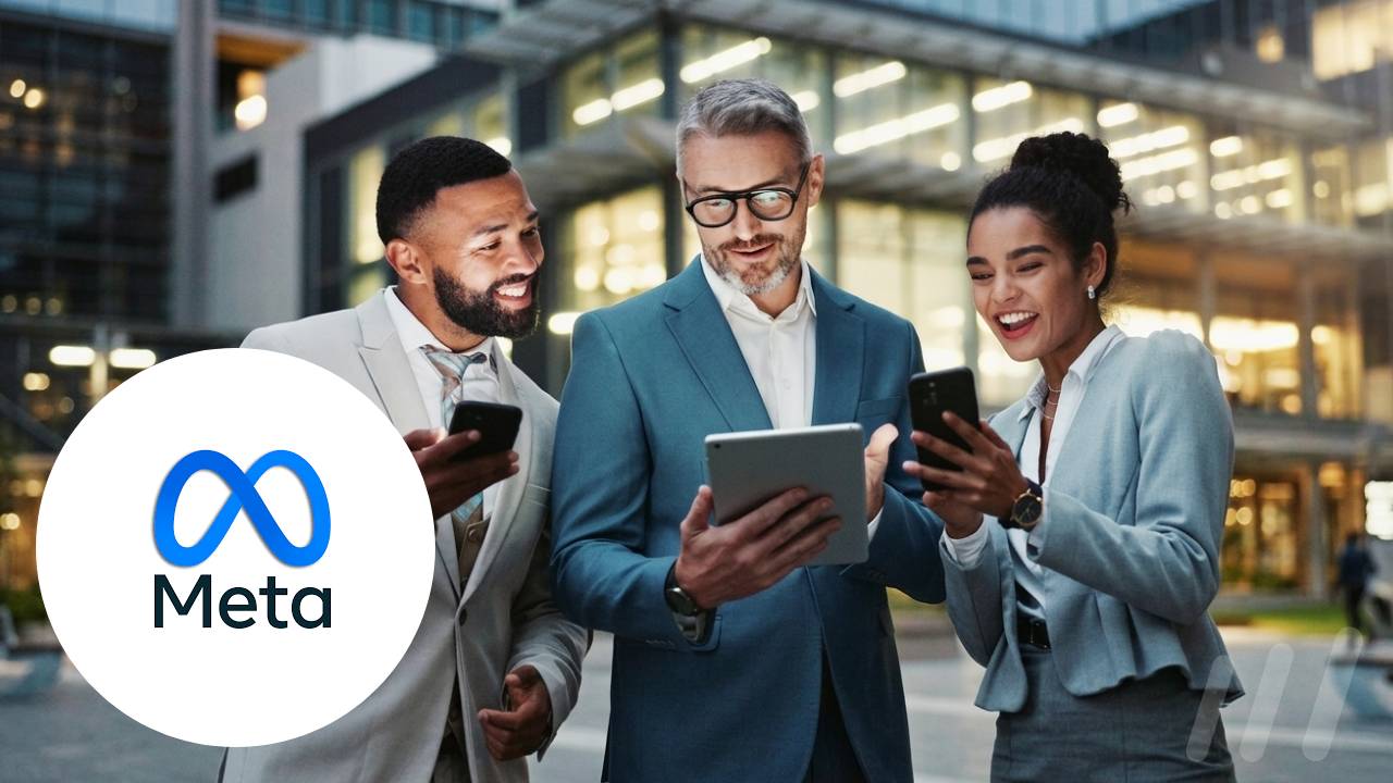 Des businessmen en train d’être ébahis par leur téléphone avec le logo de Meta en coin.