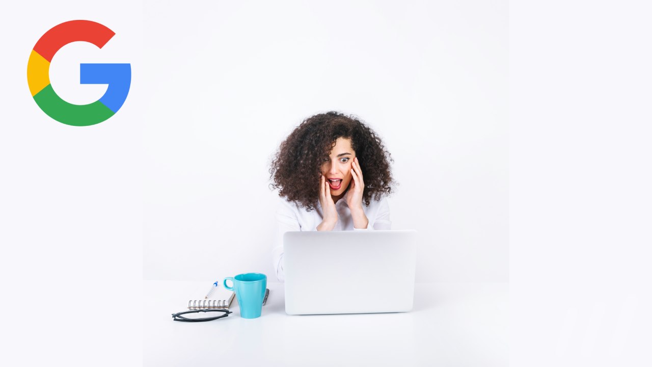 Une femme stupéfaite devant des actualités sur son ordinateur, avec le logo Google en arrière-plan.