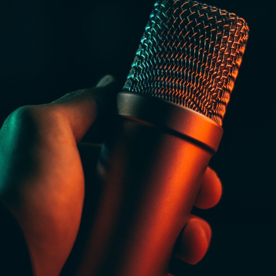 Image d'un micro dans une main 