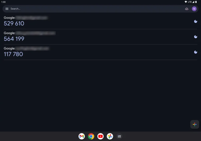 Google Authenticator en mode sombre sur tablette Android, avec trois comptes et leurs codes de validation