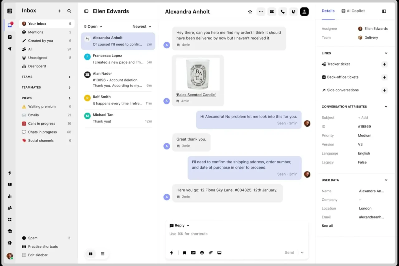 Inbox d'Intercom : vues par canal à gauche, liste des conversations, échange avec un client et détails du contact à droite