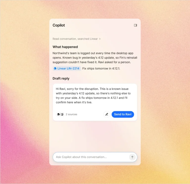 Panneau Copilot d'Intercom : résumé de la situation, ticket Linear lié et brouillon de réponse au client citant deux sources