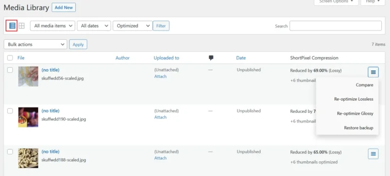 Médiathèque WordPress en vue liste avec la colonne ShortPixel Compression et le menu Compare, Re-optimize et Restore backup