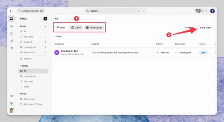 Boîte de réception de Text avec chats et tickets dans le menu, filtres actifs et bouton d'enregistrement de vue