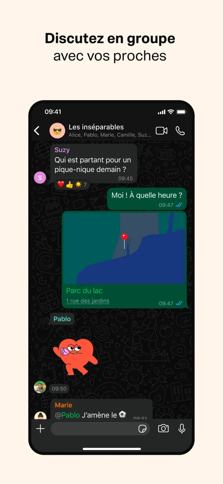 Discussion de groupe WhatsApp en mode sombre avec réactions, localisation partagée, sticker et mention d'un membre