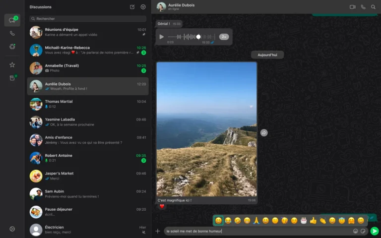 Application WhatsApp pour Mac en mode sombre avec liste des discussions, note vocale lue en 2x et barre d'emojis